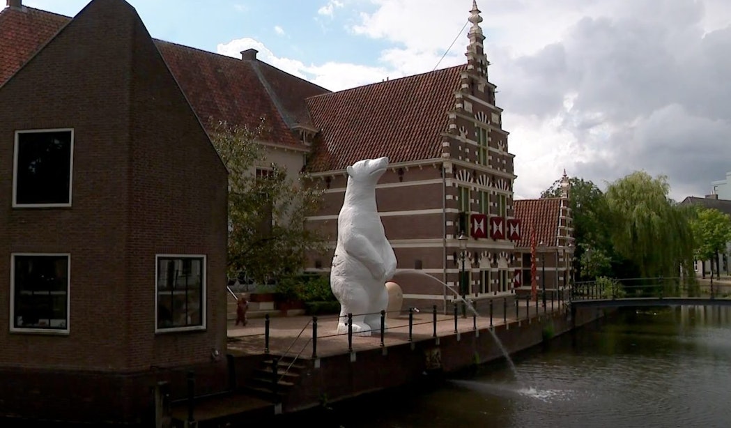 Gemeenteraad ziet Pissende IJsbeer graag naar Utrecht komen