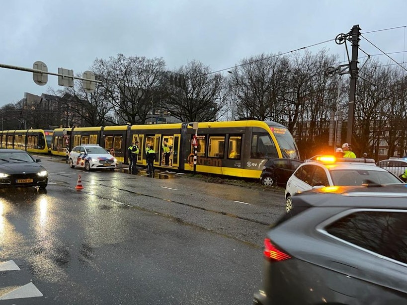 Automobilist gewond na botsing met tram op Weg der Verenigde Naties in Utrecht; tramverkeer ligt stil