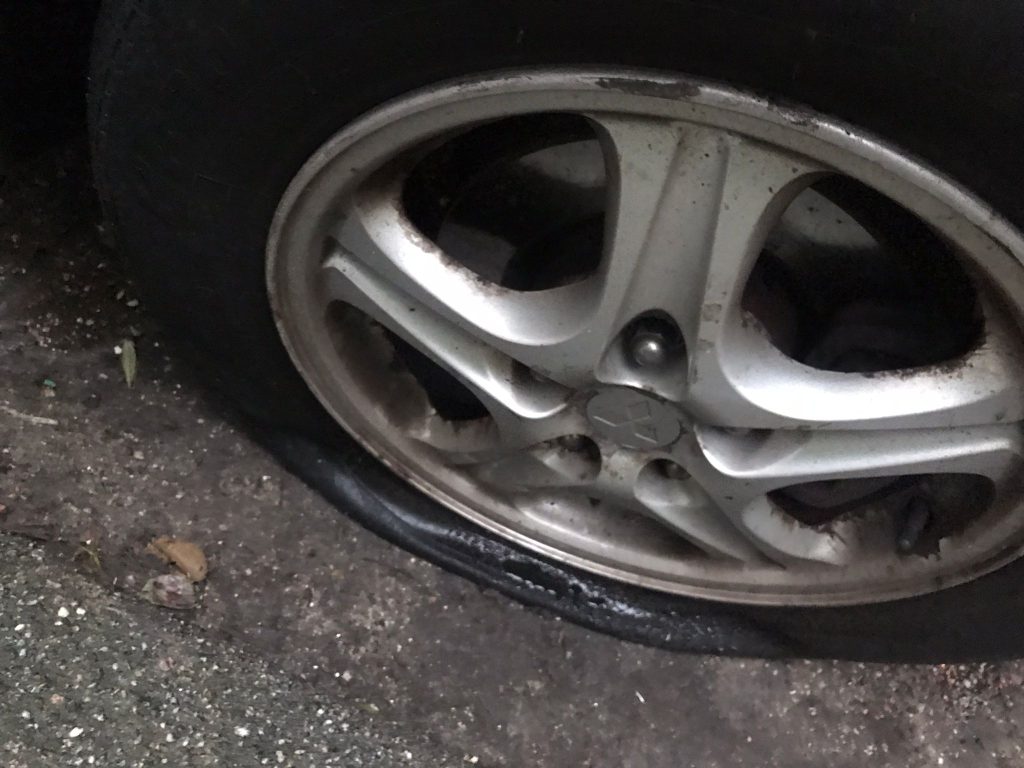 Waarom klimaatactivisten van Tyre Estinguishers autobanden van Utrechtse SUV’s leeg laten lopen