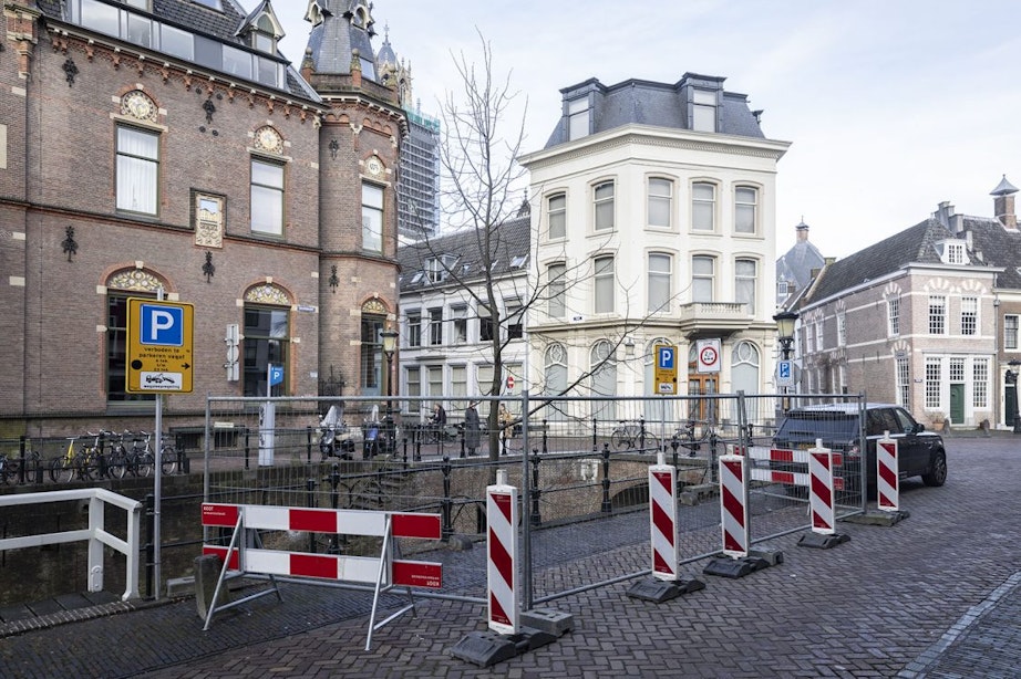 Parkeerplaatsen aan Nieuwegracht in Utrecht afgesloten vanwege slechte staat van onderliggende kelders