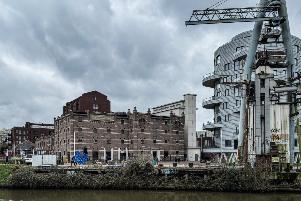 Blauwe hekwerken rondom elevator Merwedekanaal in Utrecht zijn nu echt weg