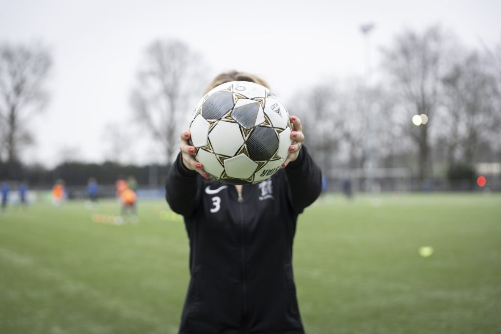 Hoe welkom zijn vrouwen binnen de cultuur en tradities van Utrechtse voetbalverenigingen?