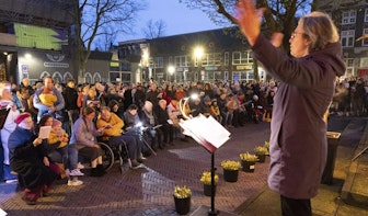 Gelovigen vieren tijdens ochtendgloren opstanding van Jezus Christus op het Domplein in Utrecht