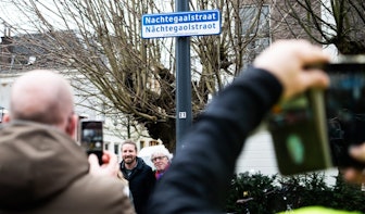 Van ludiek idee naar werkelijkheid; straatnaambordje Nâchtegaolstraot hangt nu echt in Utrecht