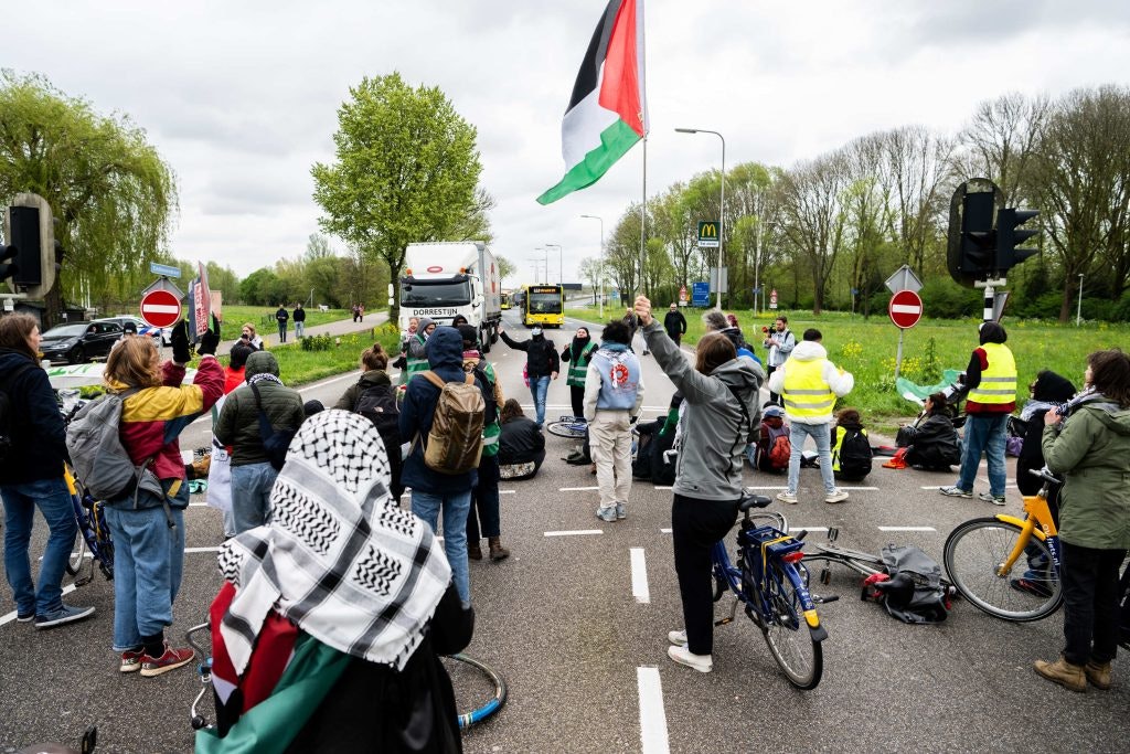 Pro-Palestijnse demonstranten blokkeren wegen bij ring in Utrecht