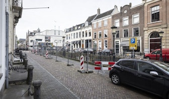 Zeven parkeerplekken op Plompetorengracht in Utrecht afgezet om werfkelders te beschermen