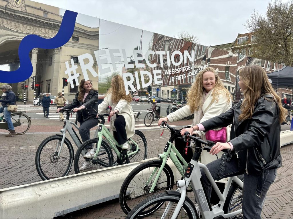 Tien meter lange spiegel voor fietsers op de Neude in Utrecht