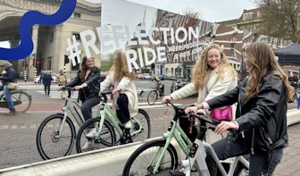 Tien meter lange spiegel voor fietsers op de Neude in Utrecht