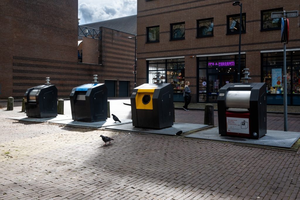 Bewoner Utrecht stapt naar Raad van State vanwege kartonnen doos naast container