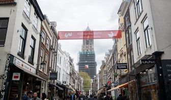 Foto’s: Opbouw voor Koningsdag in Utrecht in volle gang