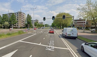 Fietser gewond na aanrijding met auto op Kardinaal de Jongweg in Utrecht