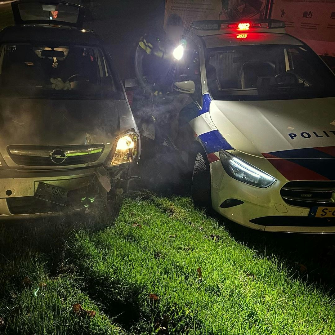 Politieachtervolging op Europalaan in Utrecht eindigt met botsing op lantaarnpaal. Politieachtervolging op Europalaan in Utrecht eindigt met botsing op lantaarnpaal.