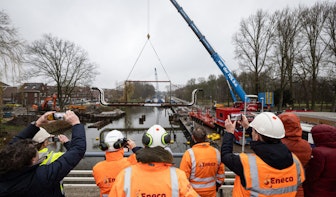 Zinker van twintig ton in Utrechtse Vecht gelegd; complexste deel aanleg warmteleiding voltooid