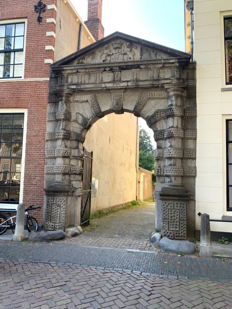 Ingang van de Hofpoort op de Nieuwe Gracht