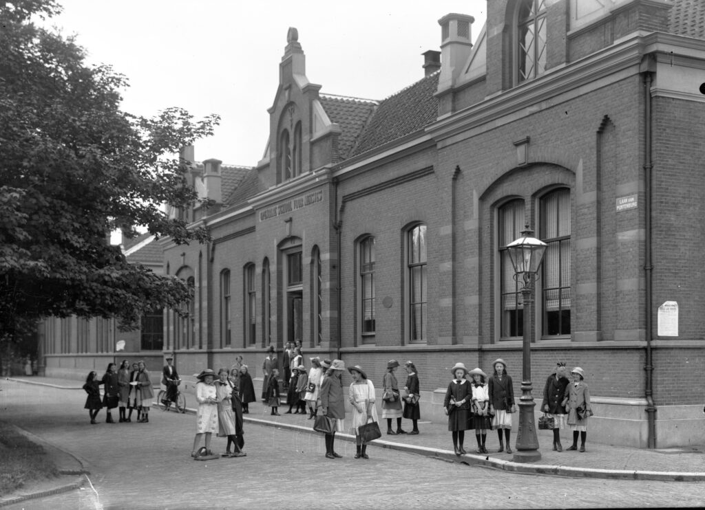 Verdwenen schoolgebouwen: Openbare School voor Meisjes aan de Laan van Puntenburg