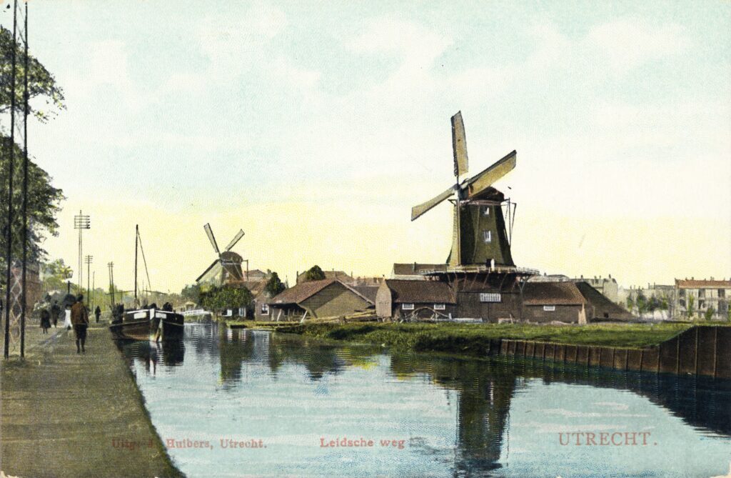 Houtzaagmolen ‘de Ster’ en daarachter ‘de Bijgeval’ omstreeks 1906 met links de Leidseweg