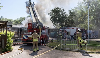 Grote brand in schuur aan de Koningsweg in Utrecht; brandweer gaat pand niet meer in