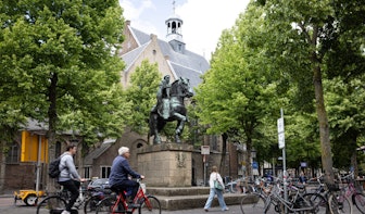 Op het voetstuk: Sint Willibrordus op het Janskerkhof