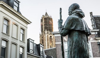 Op het voetstuk: Paus Adrianus VI op de Pausdam