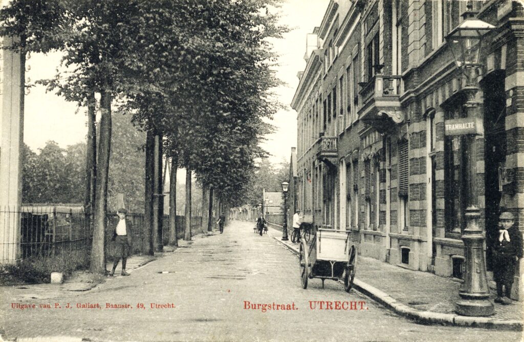 Gezicht in de Burgstraat rond 1910. Met bordje Tramhalte. (foto Het Utrechts Archief, catalogusnummer 457)