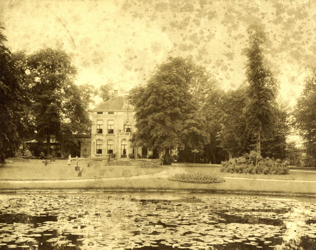 Gezicht op het landhuis Oudwijk rond 1880, met ervoor een grote vijver. (foto Het Utrechts Archief, catalogusnummer 79834)