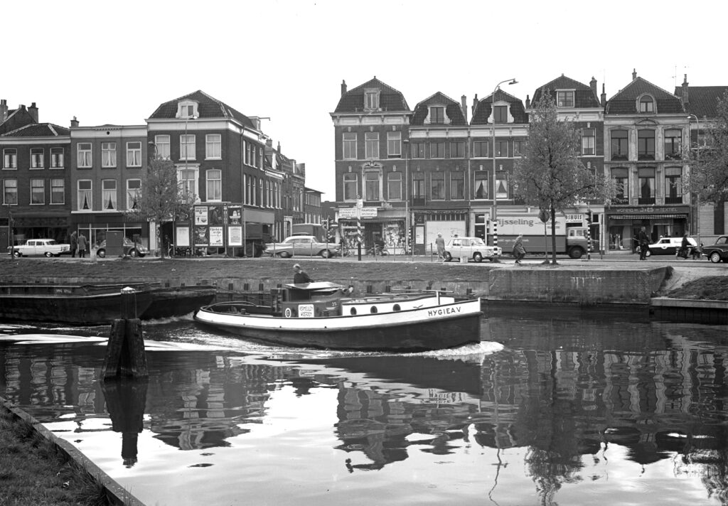 Straatweg singel en leeuwstraat 1967 Gezicht op de voorgevels van enkele panden aan de Catharijnesingel (links) en de Amsterdamsestraatweg (rechts) te Utrecht met in het midden de ingang van de Leeuwstraat. Op de voorgrond de stadsbuitengracht.
