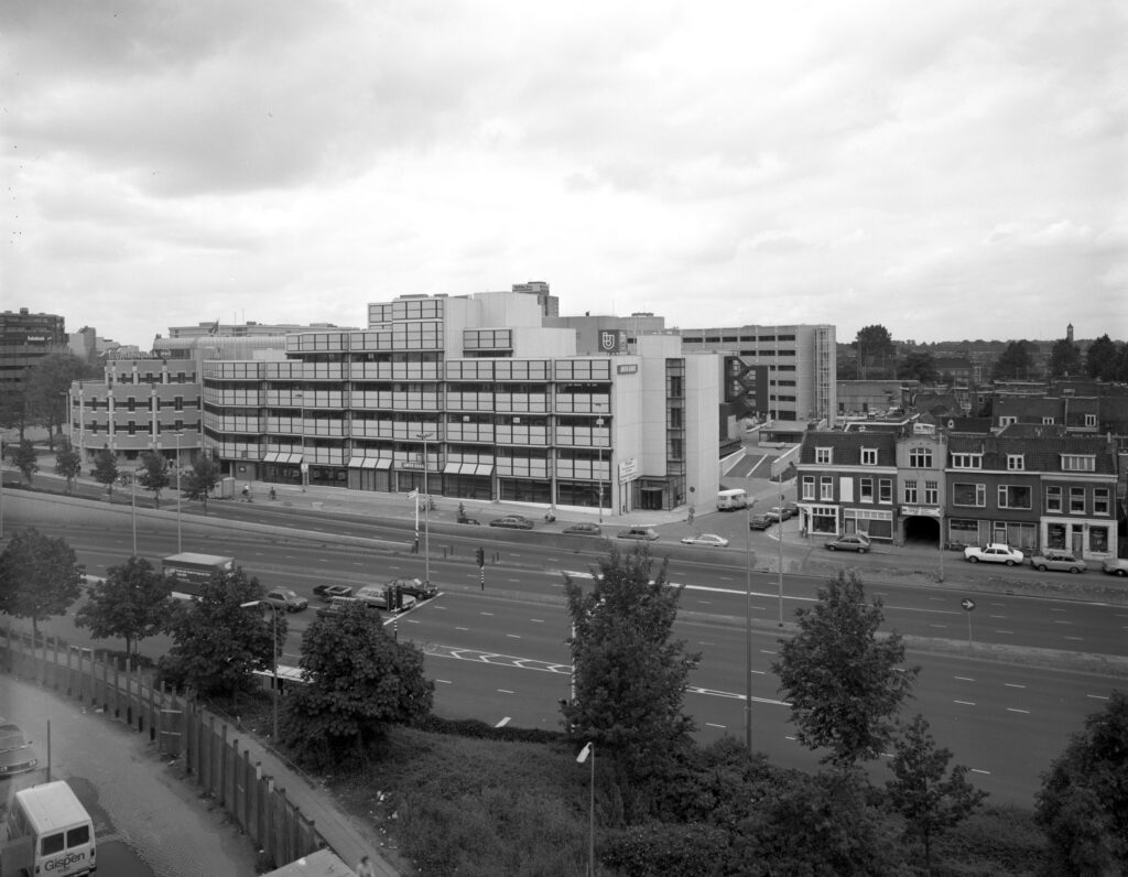 1983 Gezicht op het Hoofdkantoor ABN-AMRO (Daalsesingel 71) te Utrecht, vanaf het dak van de parkeergarage Paardenveld, uit het noordoosten met op de voorgrond de Catharijnebaan. Rechts een deel van de oude huizen aan de Knipstraat.