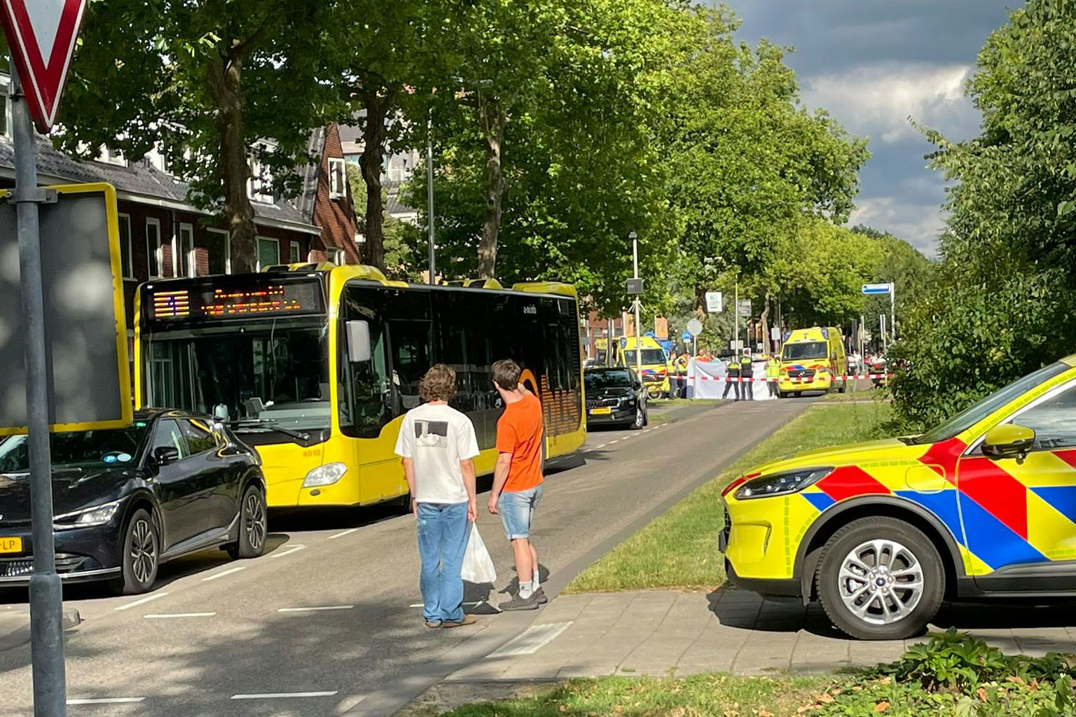 Kind gewond bij aanrijding met stadsbus op ’t Goylaan in Utrecht. Kind gewond bij aanrijding met stadsbus op ’t Goylaan in Utrecht.