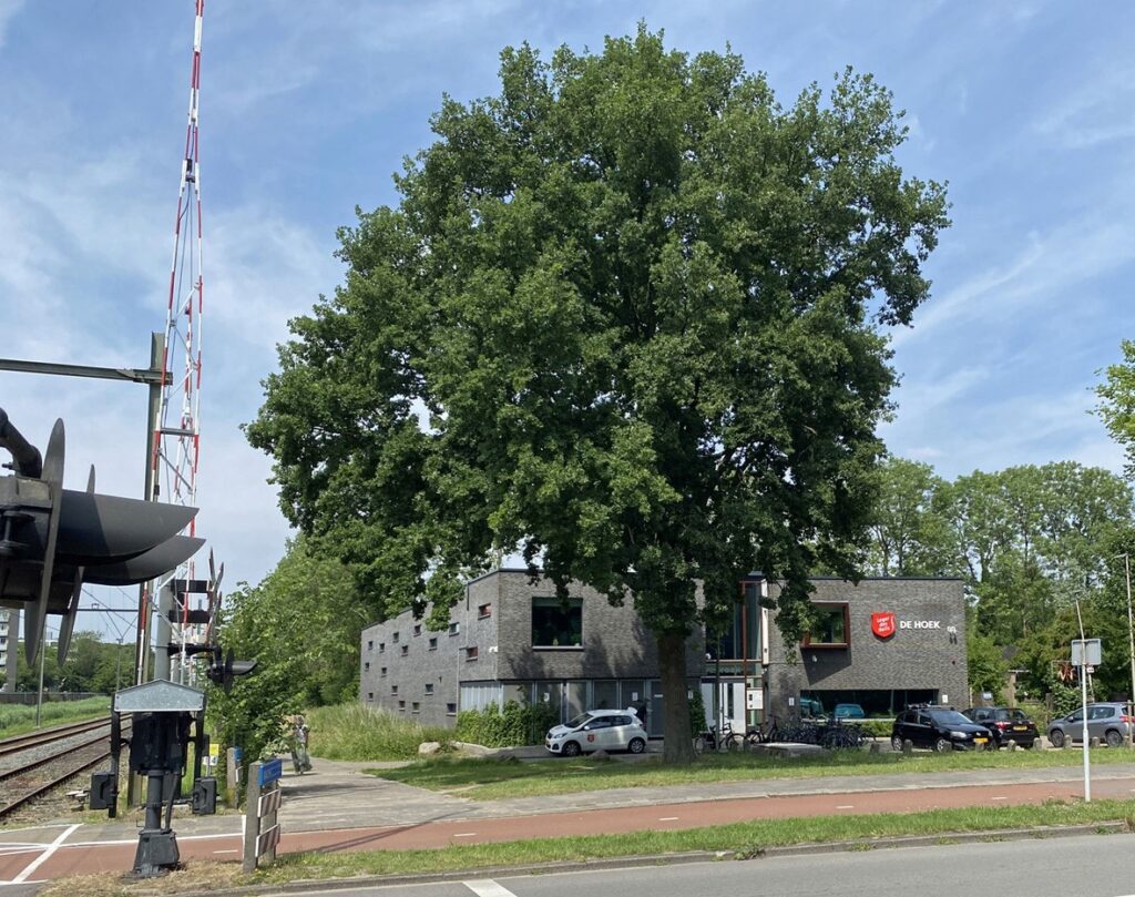 Spoorovergang en Hostel De Hoek van het Leger des Heils (foto Bert Poortman)