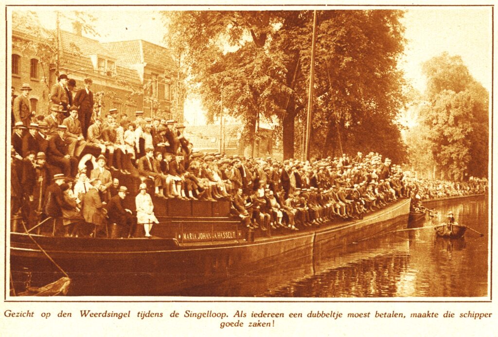 Het massaal toegestroomde publiek bij de 5e Singelloop in 1930 bij de Bemuurde Weerd (foto Utrecht in Woord en Beeld, Het Utrechts Archief)