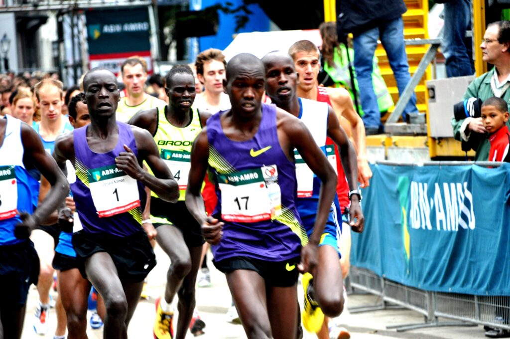 Leonard Komon loopt een wereldrecord tijdens de Singelloop in 2010 (foto wikipedia)