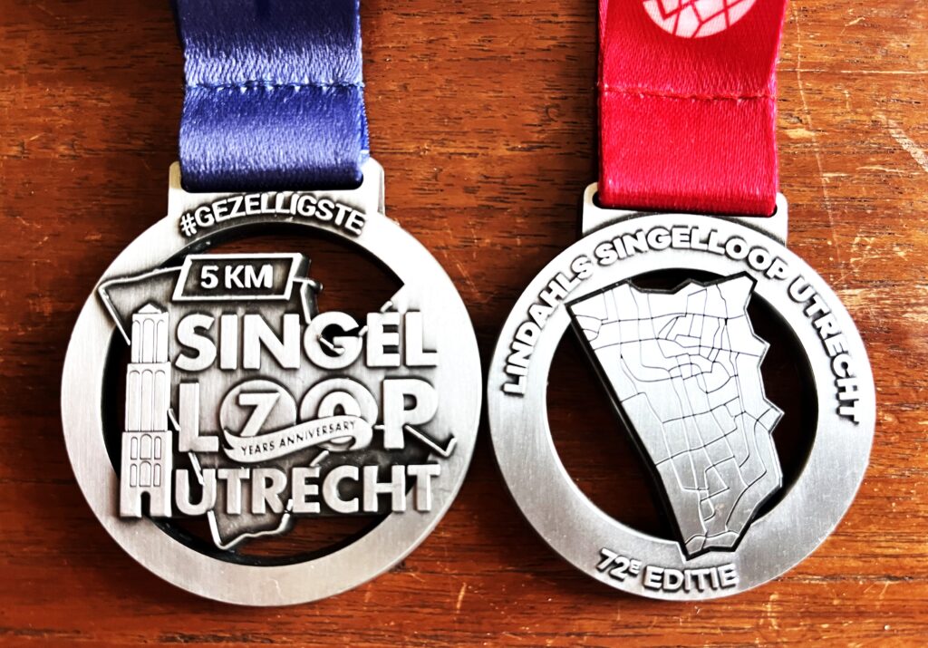 Medailles Singelloop 5 en 10 km (foto Dick de Jong)