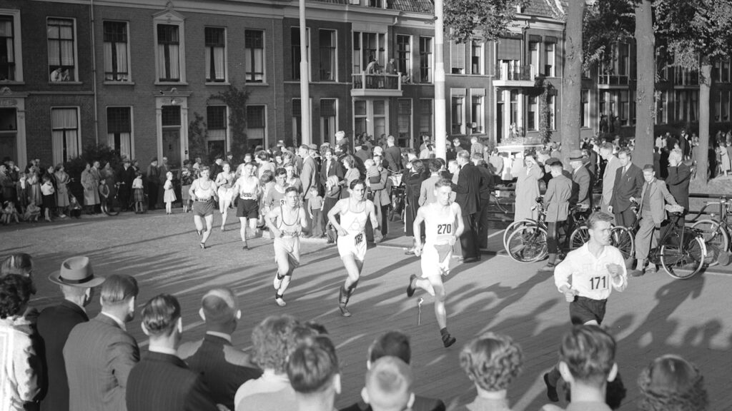 Singelloop 1953, passage op de Weerdsingel (foto Behrens Anefo, Nationaal Archief)