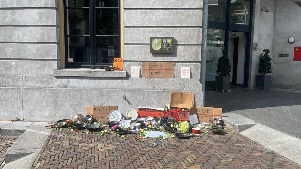 Pannenmonument op Stadhuisplein als protest tegen voedseltekort in Gaza