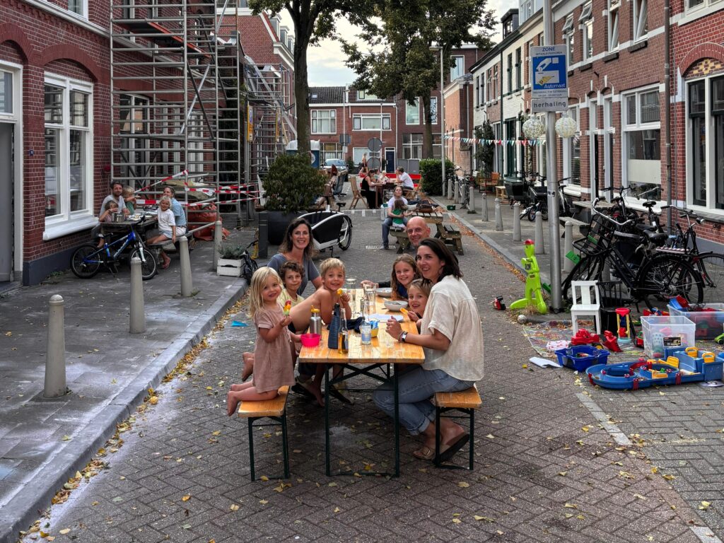 Het zomerse leven in een Utrechtse leefstraat: ‘Het is een verlenging van je woonkamer’