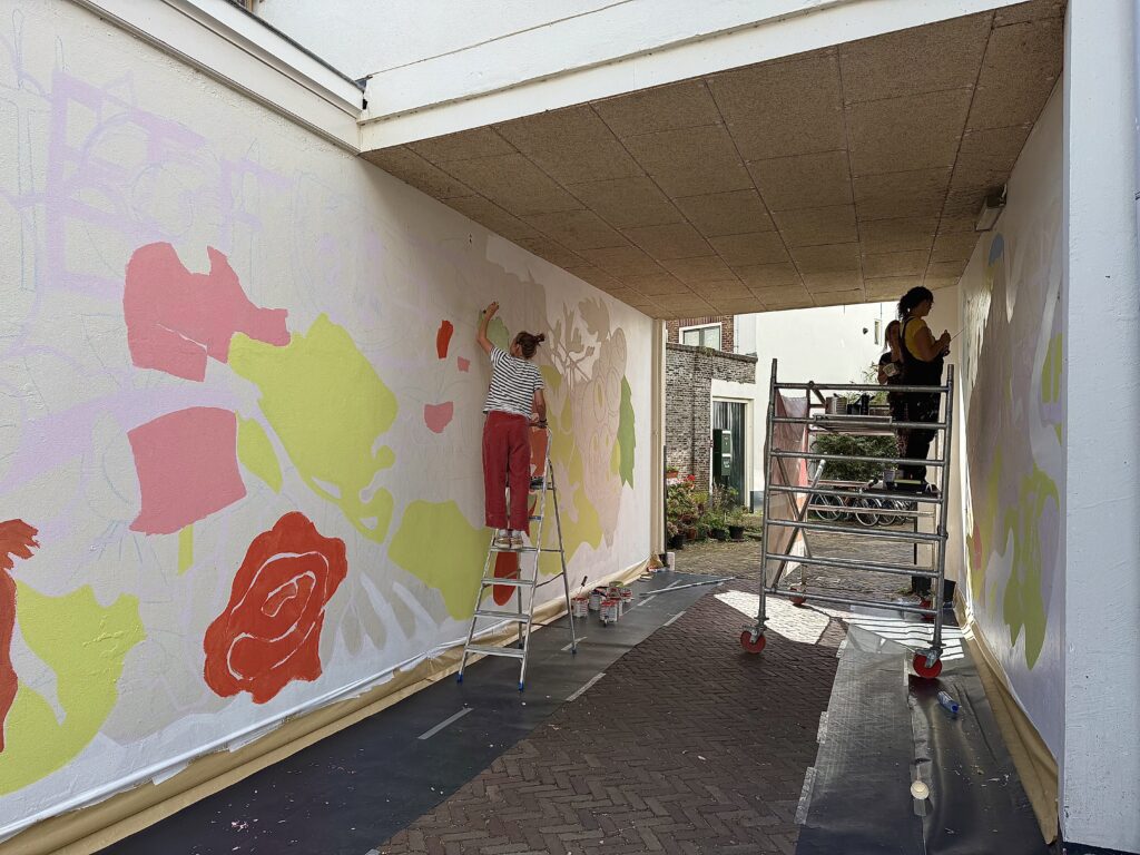 Muurschildering tegen vandalisme in hartje Utrecht met verhalen uit de buurt