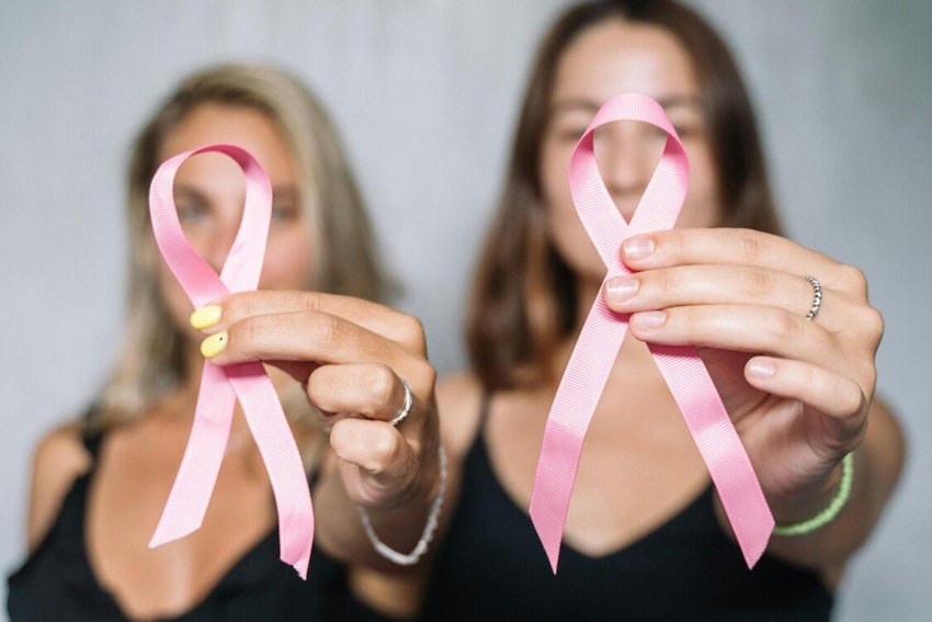 Voetbalsters FC Utrecht vragen zondag aandacht voor borstkanker met roze armband