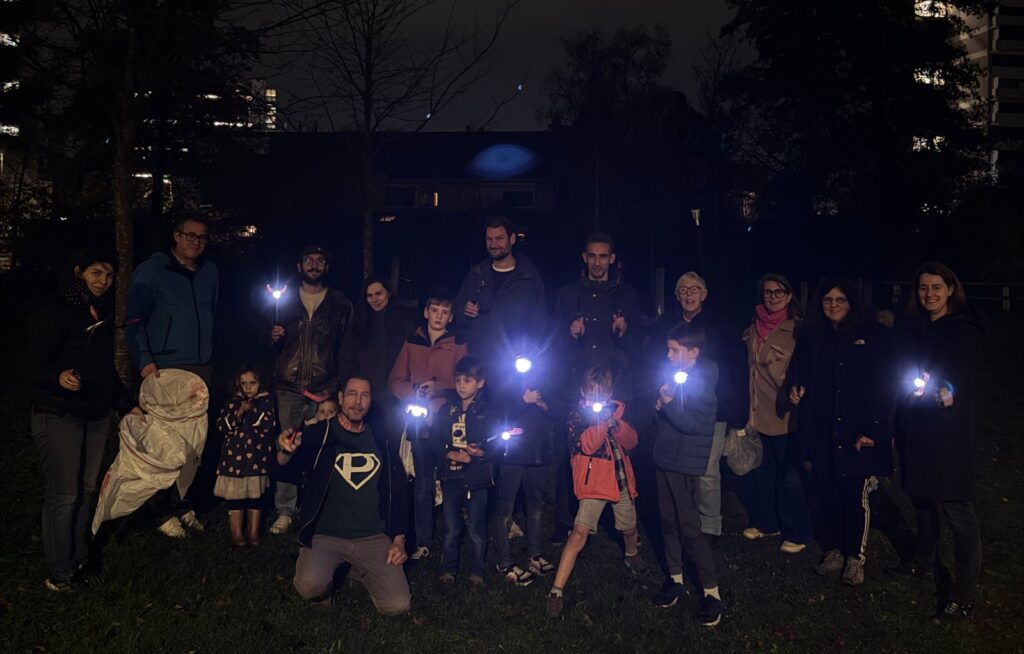 Plandelend in het donker door Utrecht om Sint Maarten plastic op te rapen: ‘Het is een soort schatzoeken’